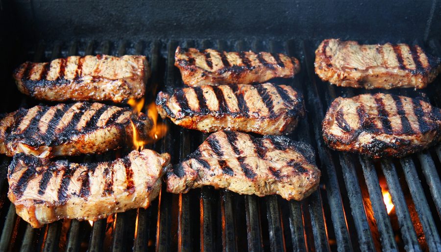 Schweinesteaks auf dem Grill
